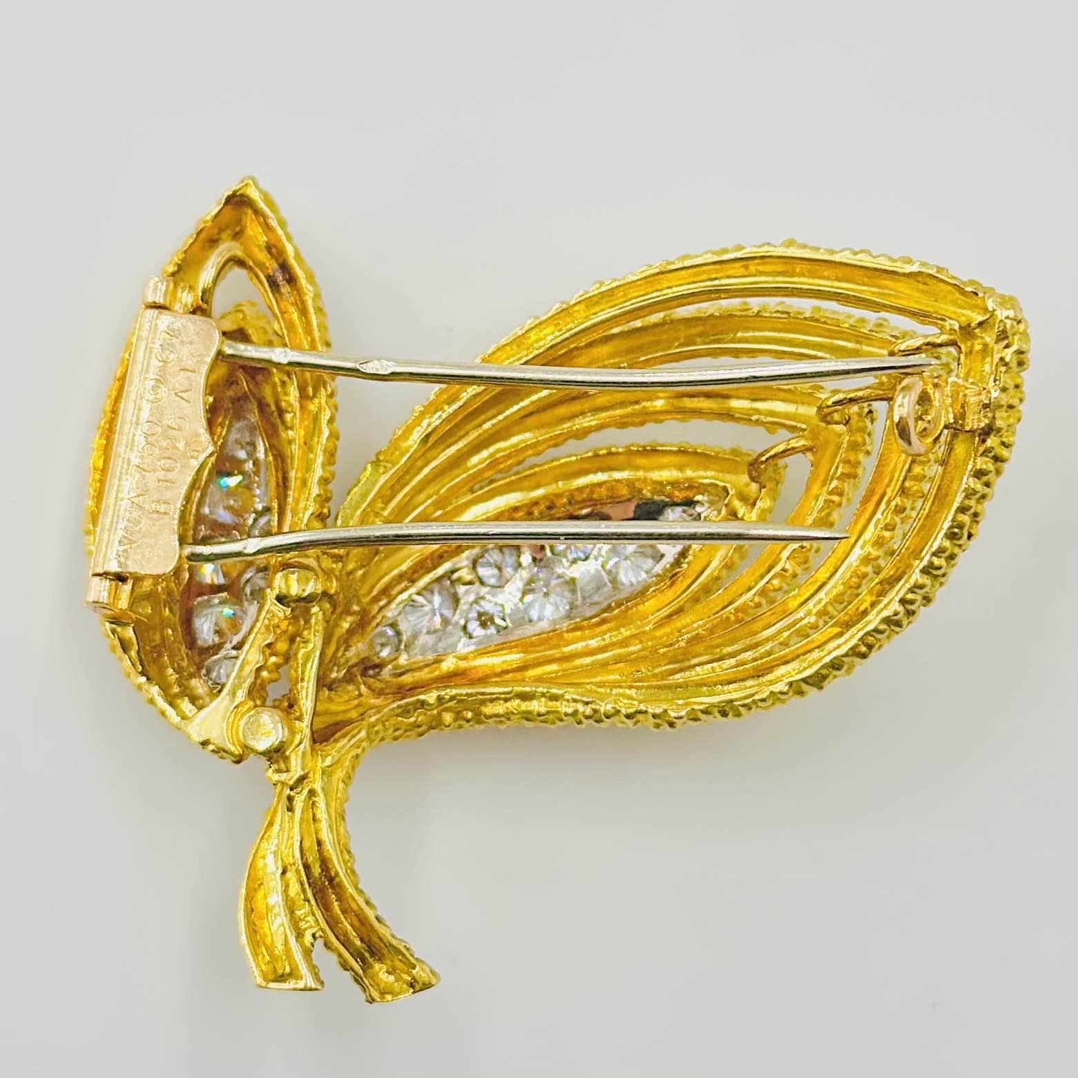 Broche Van cleef & Arpels en or jaune texturé et diamants – Image 2